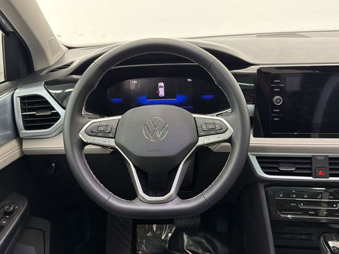 Used 2025 Volkswagen Taos SE w/ Panoramic Sunroof Package FWD image 11