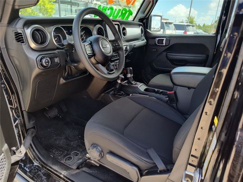 Used 2023 Jeep Gladiator Sport AWD/4WD image 2