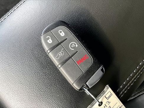 Used 2019 Jeep Grand Cherokee Altitude image 12