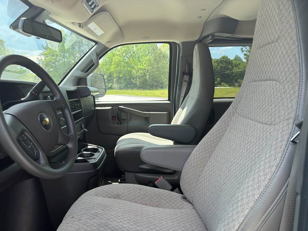 Used 2025 Chevrolet Express 3500 LT w/ LT Preferred Equipment Group RWD image 3