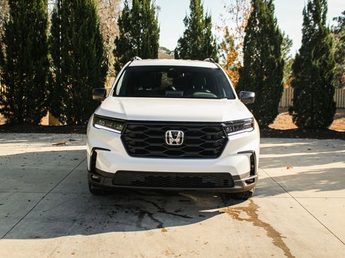 New 2025 Honda Pilot Sport image 3