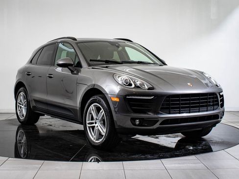 Certified 2018 Porsche Macan image 10