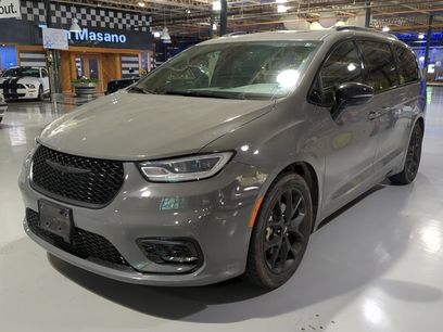 Used 2025 Chrysler Pacifica Limited