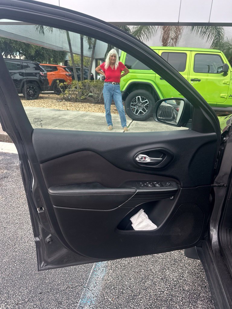 Used 2016 Jeep Cherokee Latitude FWD image 18