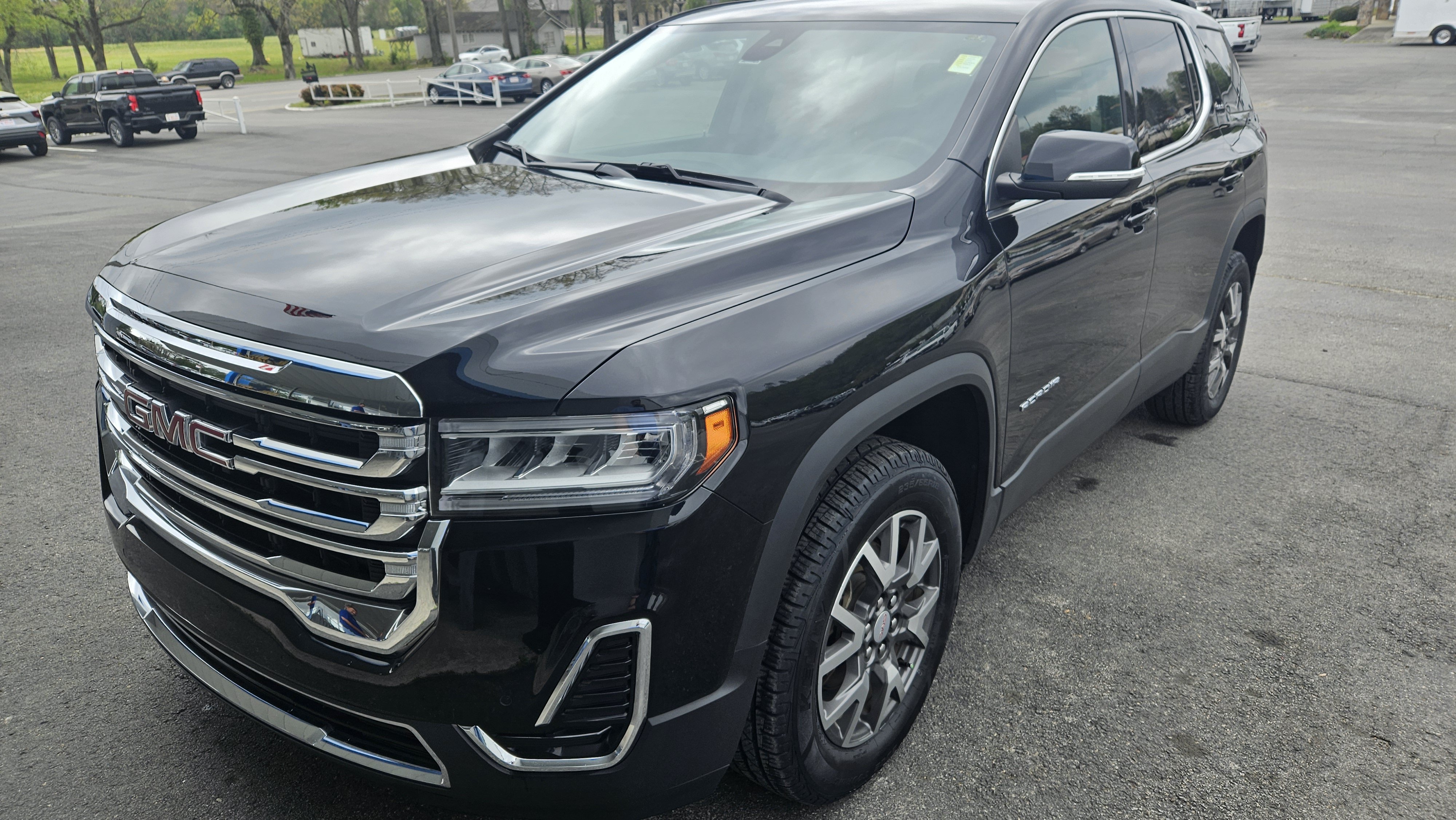 Used 2023 GMC Acadia SLE w/ Driver Convenience Package FWD image 2