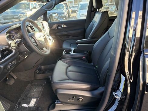 New 2026 Chrysler Pacifica Select image 8
