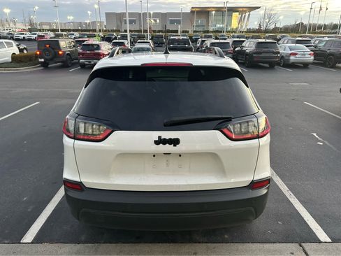 Certified 2021 Jeep Cherokee Latitude Plus w/ Sun & Sound Group image 8