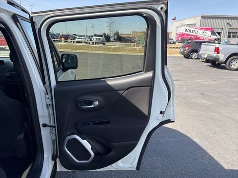 Used 2018 Jeep Renegade Latitude image 24