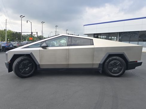Used 2024 Tesla Cybertruck AWD Crew Cab image 4