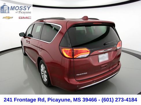 Used 2017 Chrysler Pacifica Touring-L image 2
