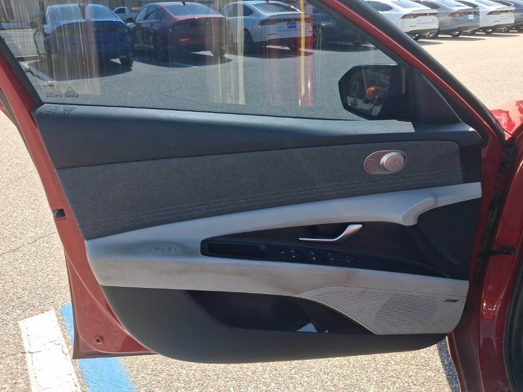 Used 2022 Hyundai Elantra Limited FWD image 22