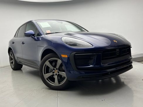 Certified 2025 Porsche Macan AWD/4WD image 24