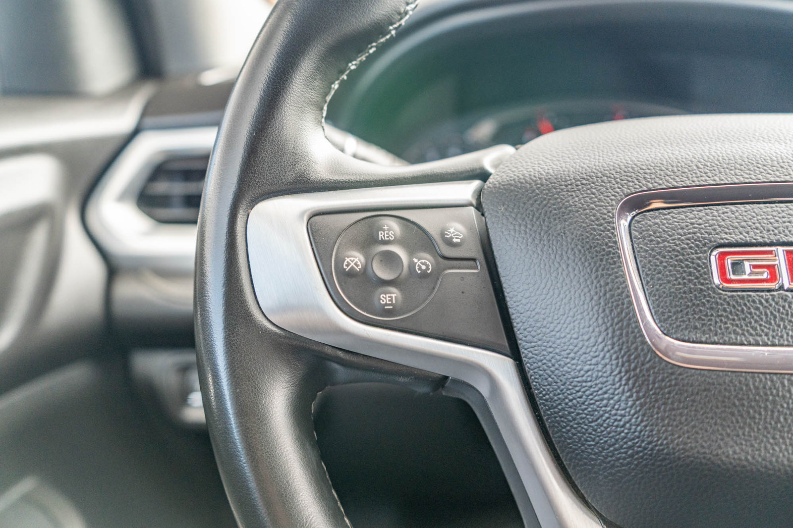 Used 2023 GMC Acadia SLT FWD image 28