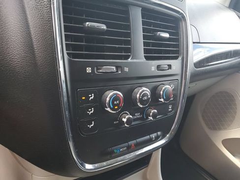Used 2016 Dodge Grand Caravan SXT FWD image 17