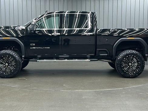 Used 2025 GMC Sierra 3500 Denali image 2