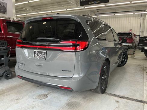 Used 2025 Chrysler Pacifica Limited image 4
