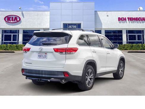 Used 2019 Toyota Highlander LE w/ Carpet Mat Package (TMS) image 4