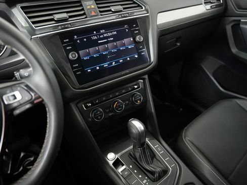 Used 2021 Volkswagen Tiguan SE w/ Panoramic Sunroof Package FWD image 18
