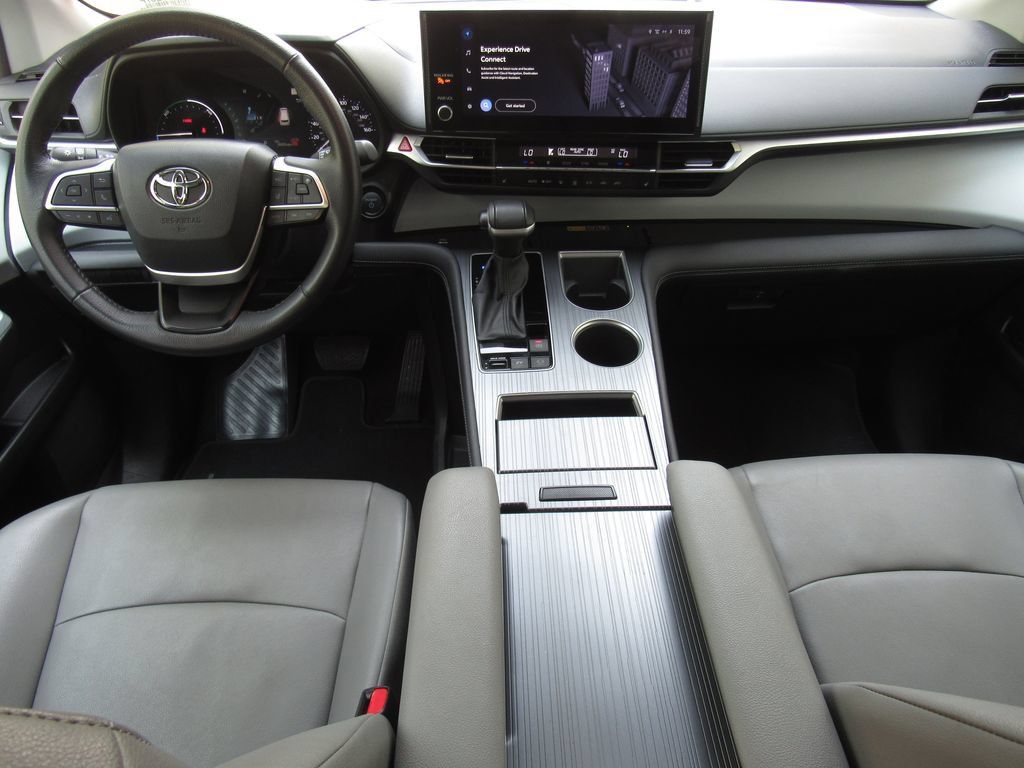 Certified 2025 Toyota Sienna XLE FWD image 35