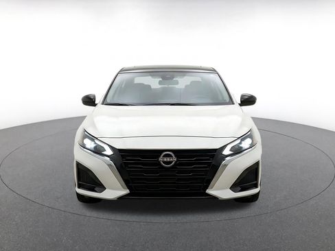 Used 2025 Nissan Altima 2.5 SV FWD image 2