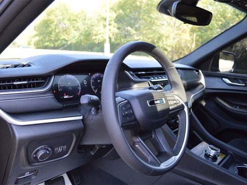 Used 2023 Jeep Grand Cherokee Altitude image 11