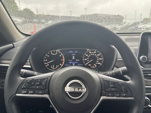 Used 2025 Nissan Altima 2.5 SV FWD image 29