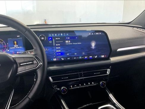 Used 2025 Chevrolet Traverse LT AWD/4WD image 9