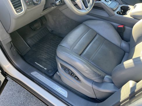 Certified 2023 Porsche Cayenne Platinum Edition image 13