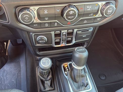 New 2025 Jeep Gladiator Sport image 19