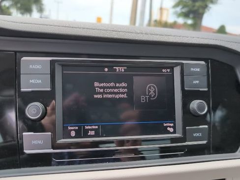 Used 2023 Volkswagen Jetta SE w/ Panoramic Sunroof Package FWD image 16