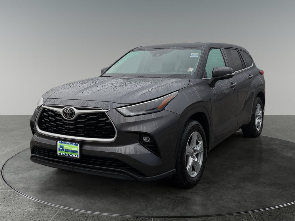 Used 2023 Toyota Highlander LE FWD image 3