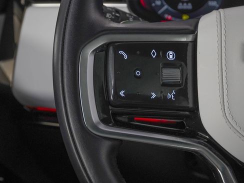 Used 2025 Land Rover Range Rover Sport SE image 21