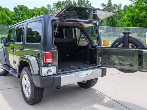 Used 2015 Jeep Wrangler Unlimited Sahara AWD/4WD image 8