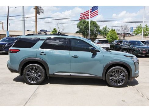 New 2026 Nissan Pathfinder SL w/ SL Premium Package (P04) FWD image 5