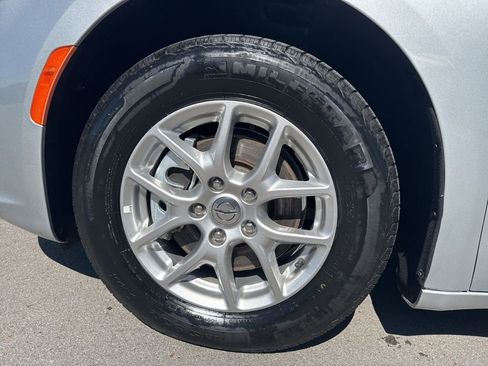 Used 2024 Chrysler Pacifica Touring-L FWD image 31