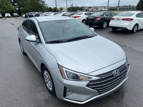 Used 2019 Hyundai Elantra SE w/ Cargo Package FWD image 3