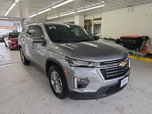 Used 2023 Chevrolet Traverse LT FWD image 7