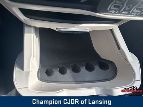 Used 2024 Chrysler Pacifica Touring-L image 37