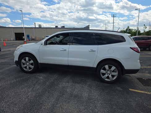 Used 2017 Chevrolet Traverse LT w/ Style and Technology Package FWD image 6