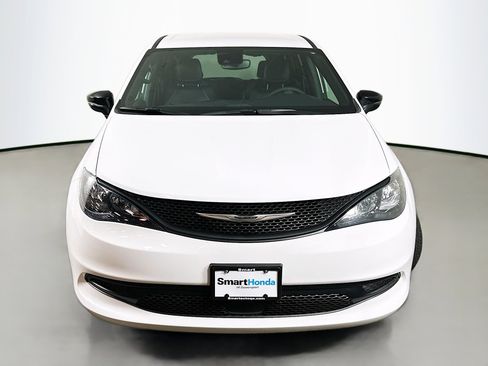 Used 2025 Chrysler Voyager LX image 2