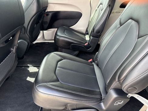 Used 2023 Chrysler Pacifica Touring-L FWD image 16