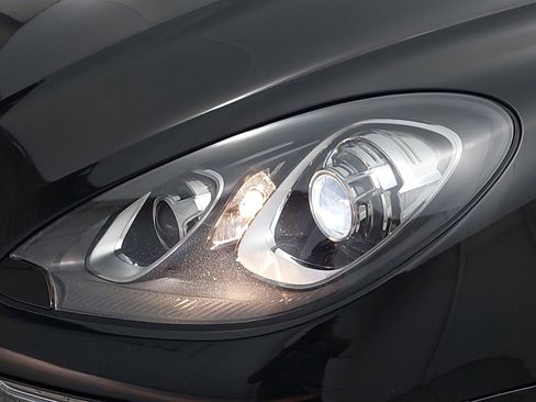 Certified 2018 Porsche Macan image 33