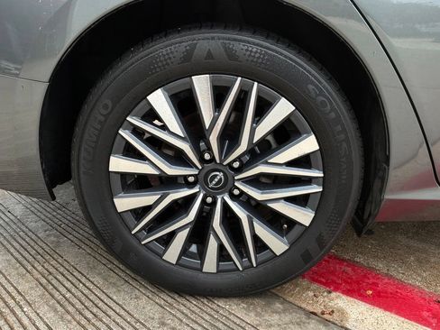 Used 2025 Nissan Altima 2.5 SV FWD image 9