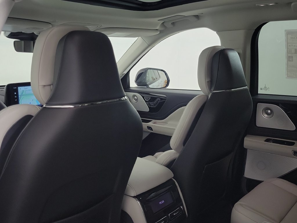 New 2027 Lincoln Aviator Reserve w/ Luxury Package RWD image 13