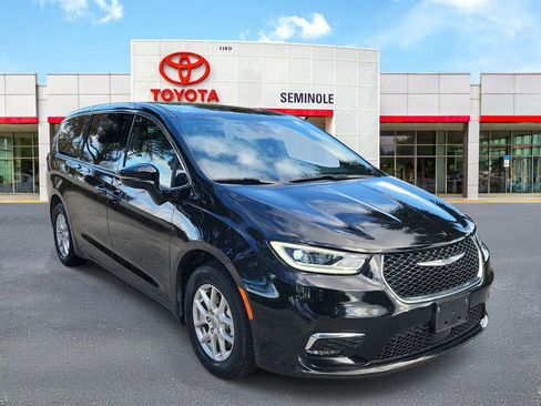 Used 2025 Chrysler Pacifica Select image 2