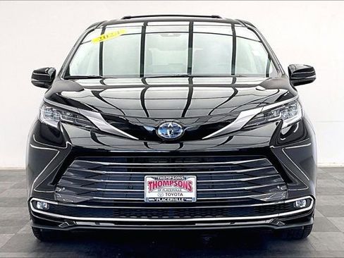 Used 2024 Toyota Sienna Limited image 2