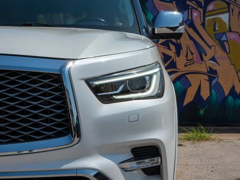 Used 2018 INFINITI QX80 4WD w/ Deluxe Technology Package image 2