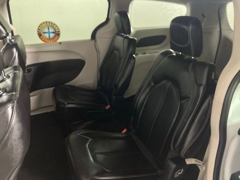 Used 2024 Chrysler Pacifica Touring-L image 15