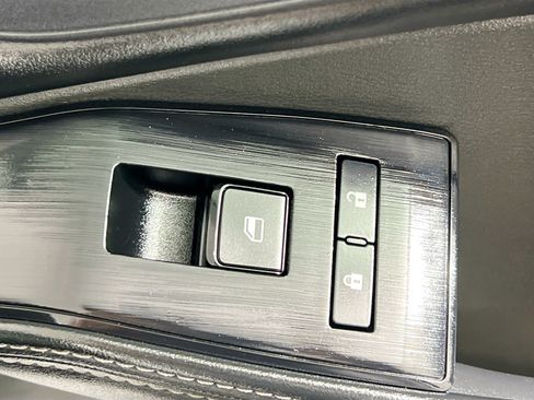 Used 2025 Nissan Rogue SV FWD image 31