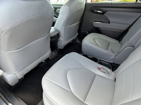 Certified 2025 Toyota Highlander XLE image 24